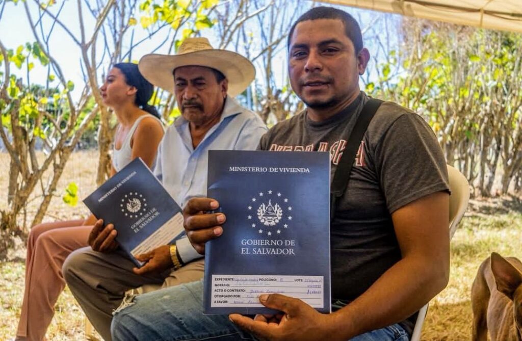 Tras varios años de espera, familias de Cabañas reciben escrituras