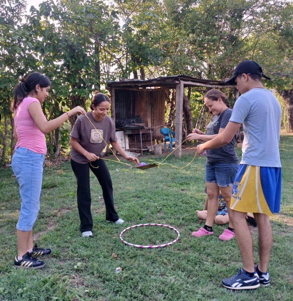 Biblioteca de Hacienda Vieja, recupera juegos tradicionales en jornada comunitaria